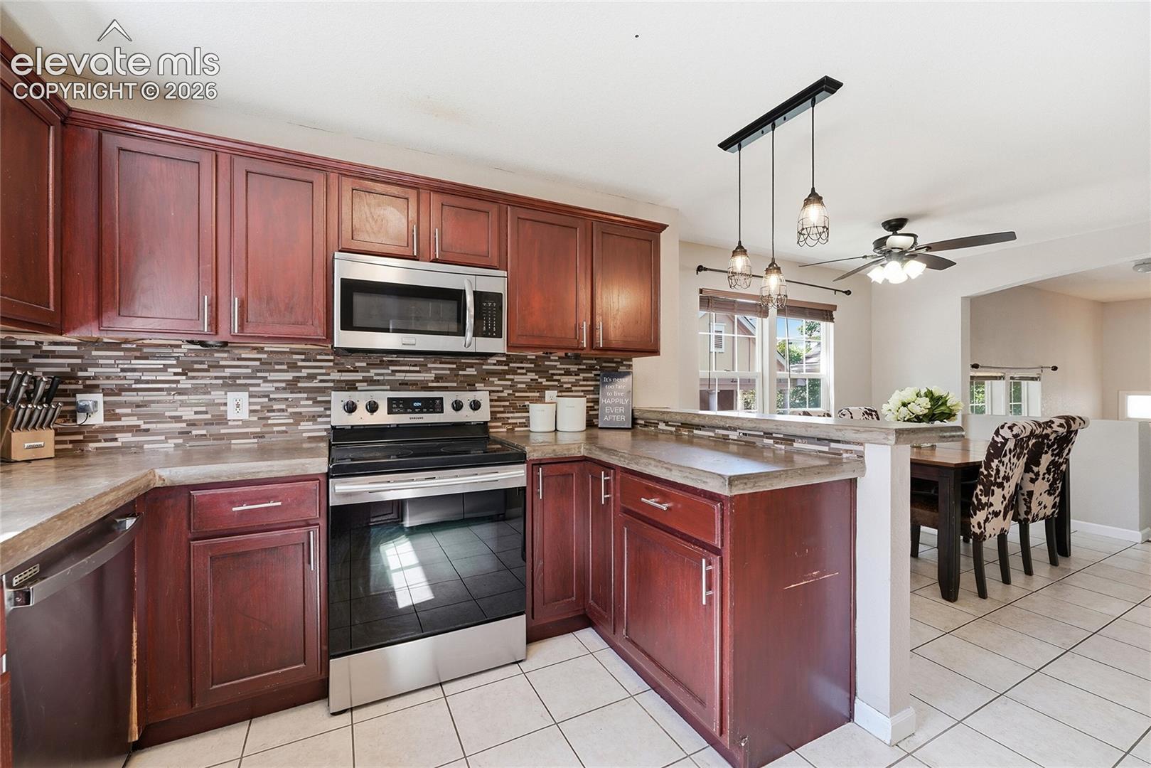 Listing photo 10 for 1489 Red Peak Drive