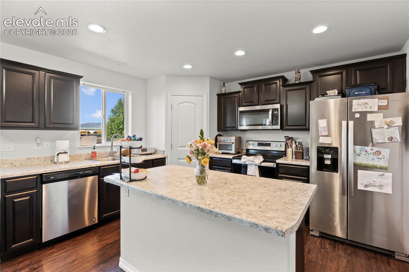 Listing photo 9 for 924 Bidwell Drive
