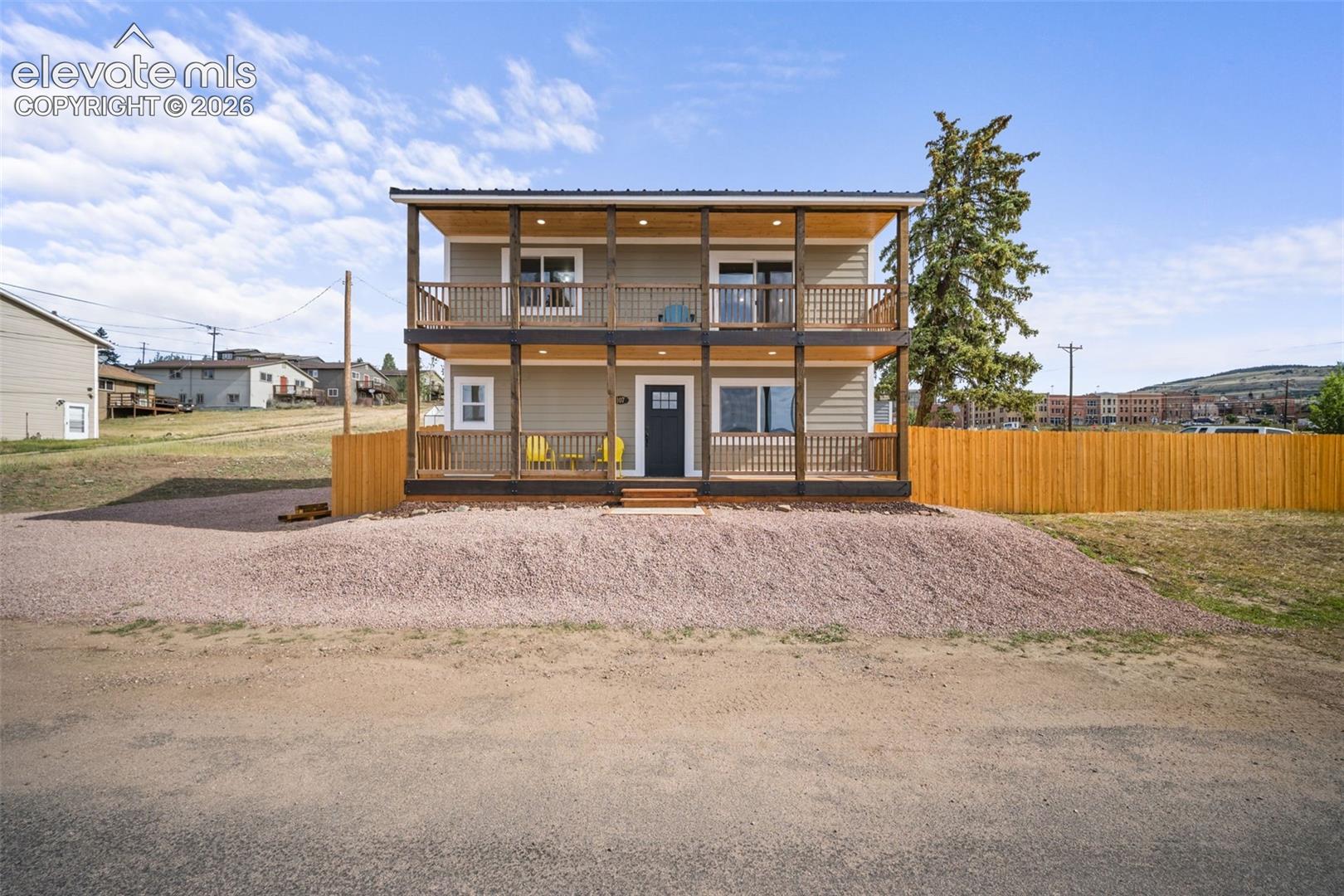 Listing photo 2 for 107 E May Avenue