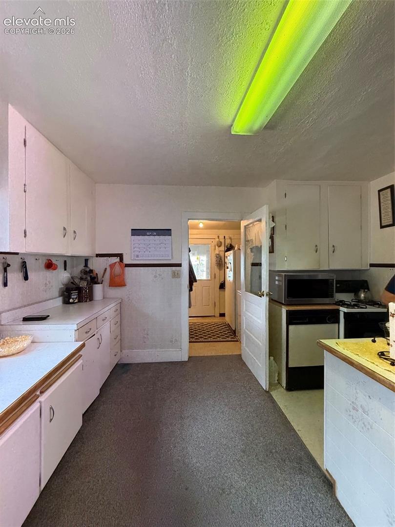 Listing photo 3 for 21064 Kelly Street