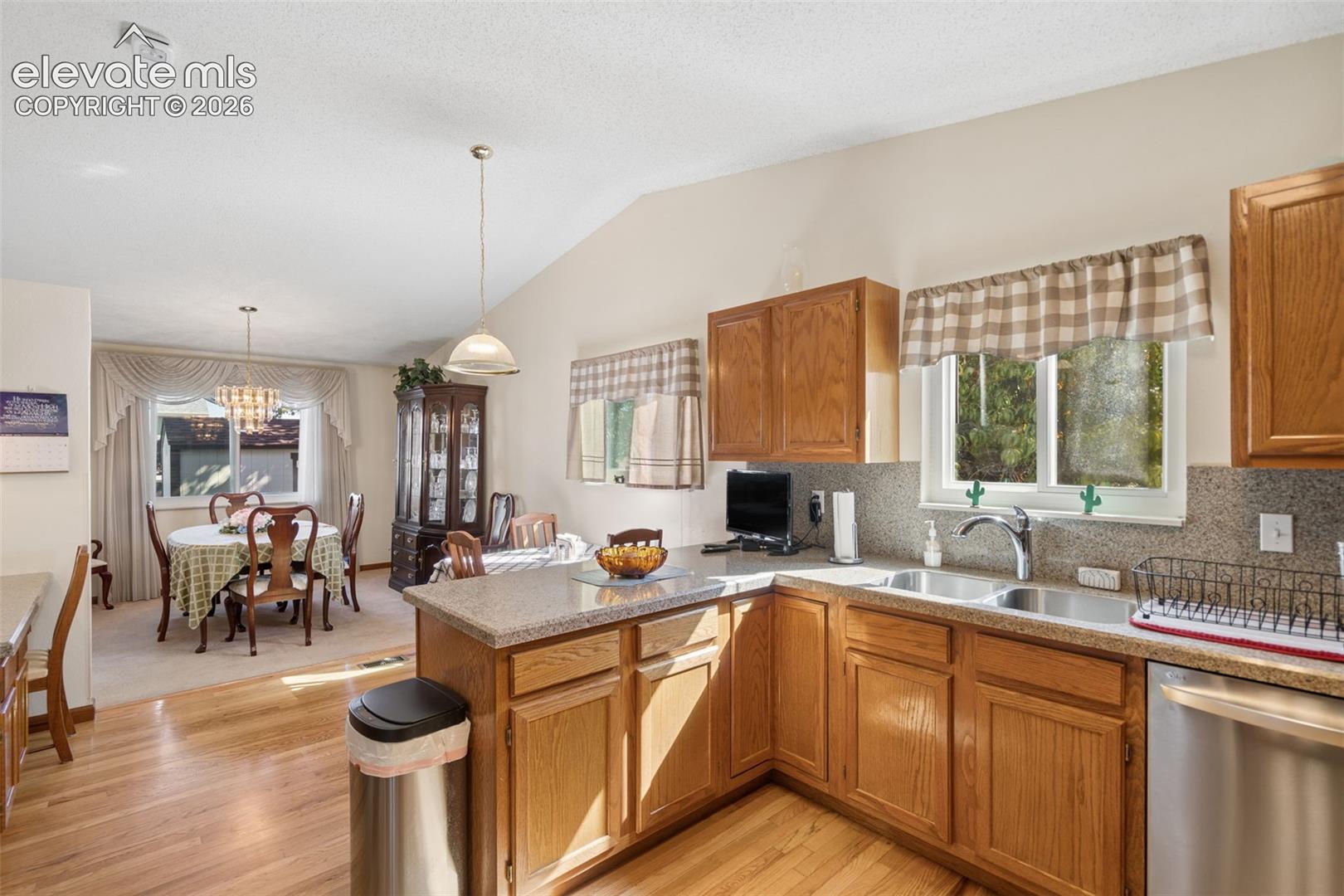 Listing photo 13 for 425 Fleming Street