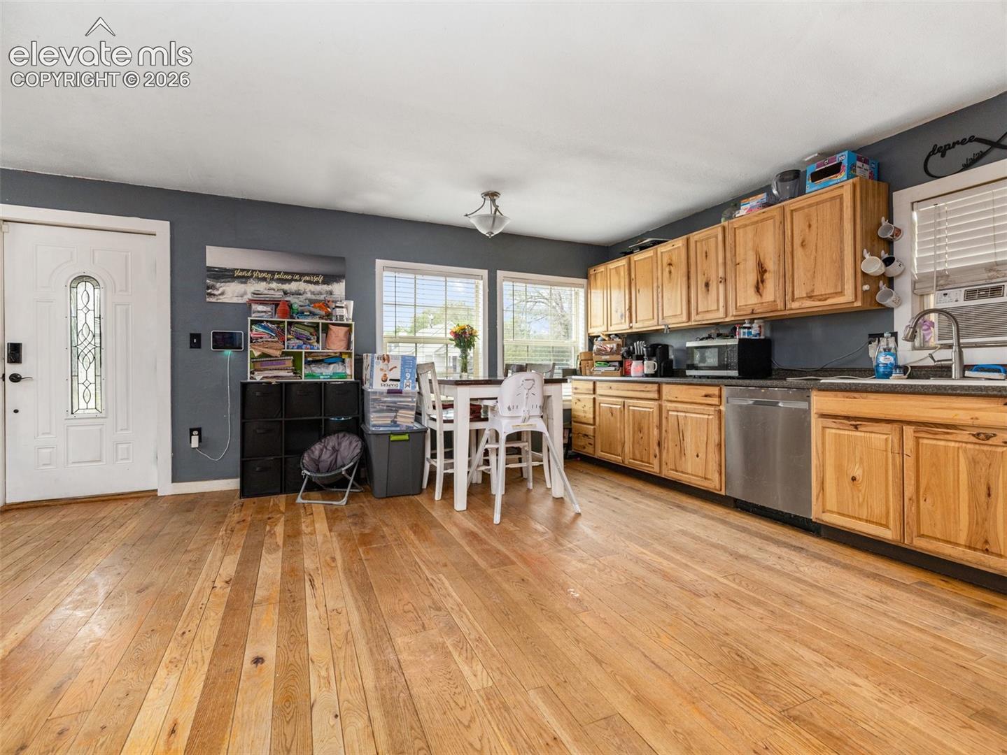 Listing photo 4 for 922 Jackson Street
