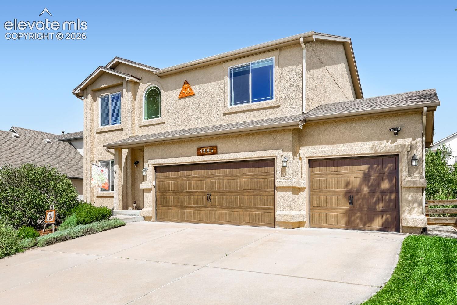 Listing photo 2 for 1586 Lily Lake Drive