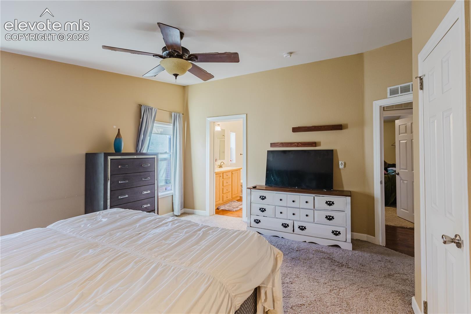 Listing photo 3 for 4096 Gray Fox Heights