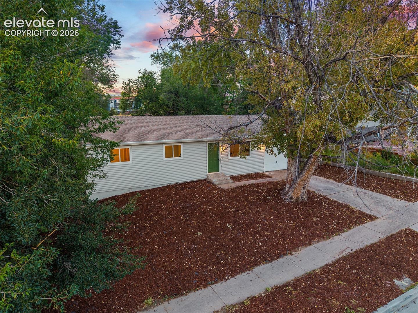 Listing photo 4 for 3928 E Pikes Peak Avenue