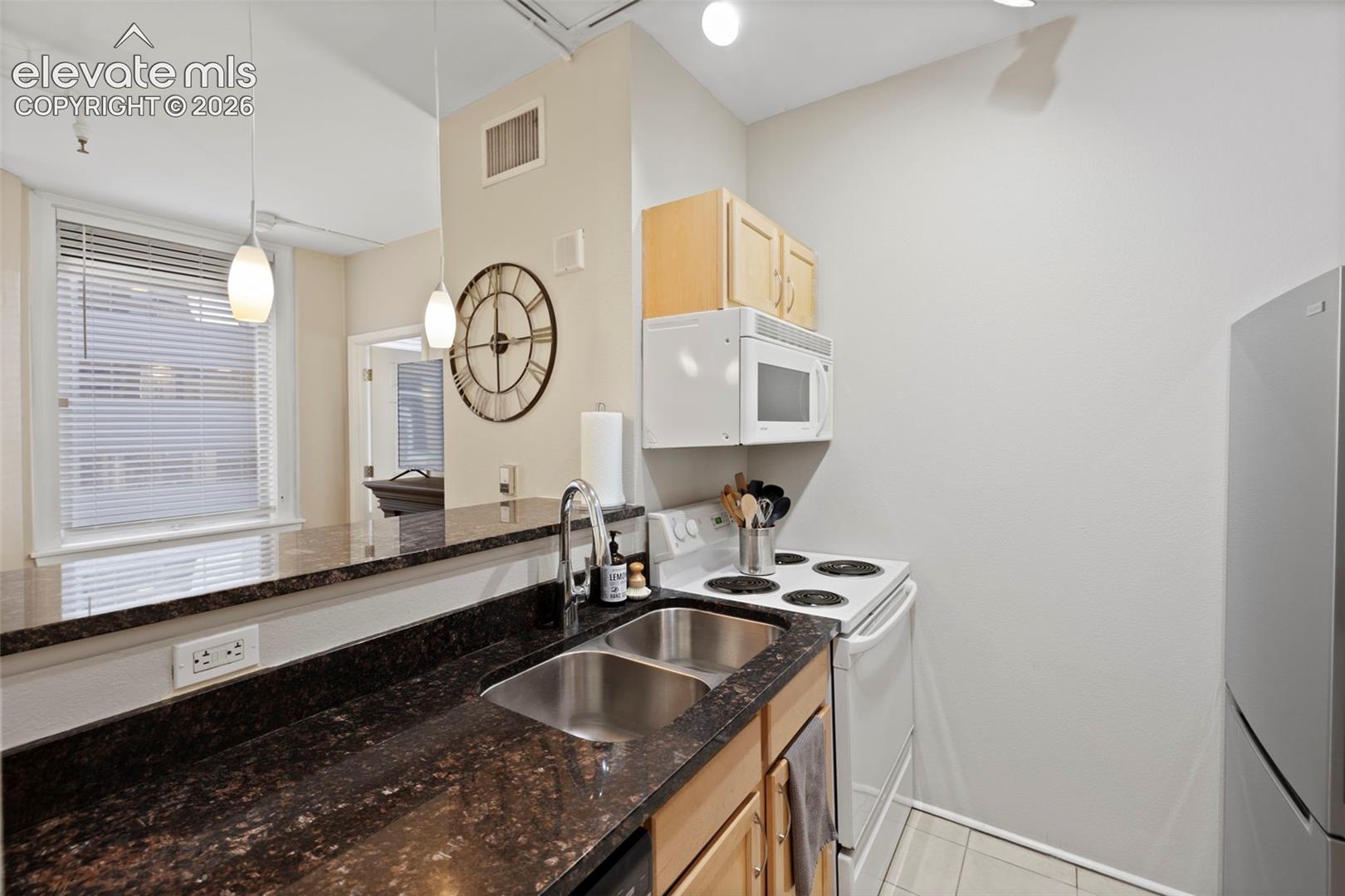 Listing photo 14 for 444 17th Street 709