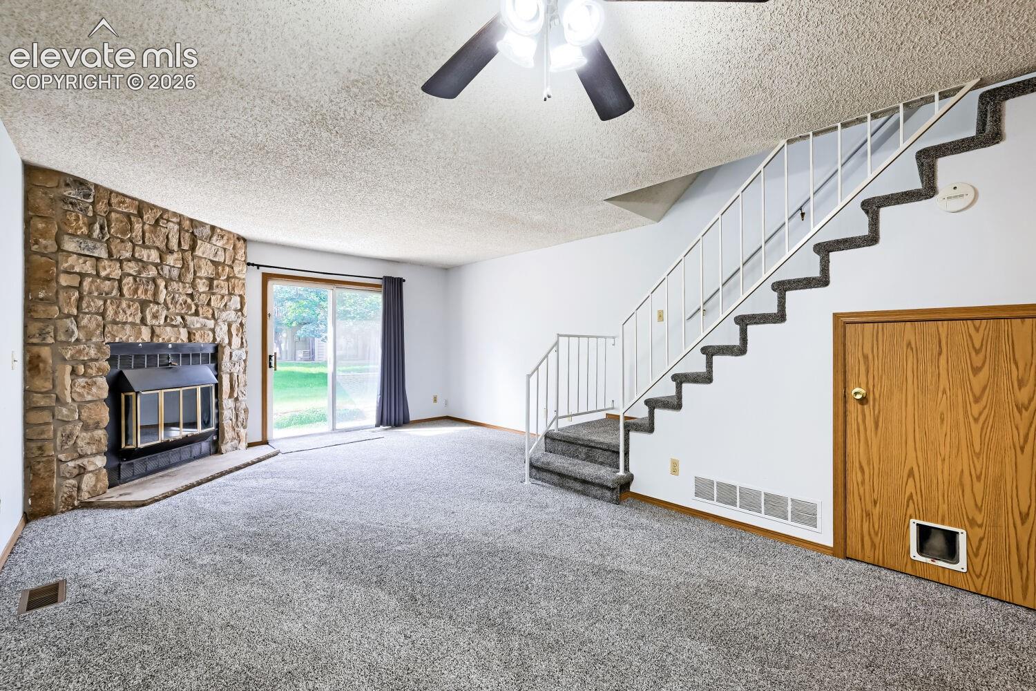Listing photo 3 for 3515 Queen Anne Way