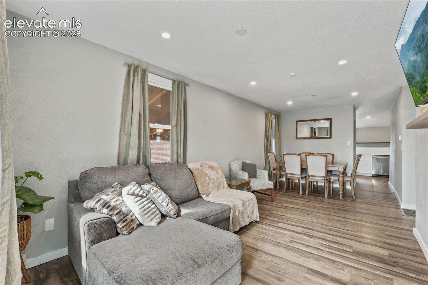 Listing photo 6 for 1726 E Evans Avenue
