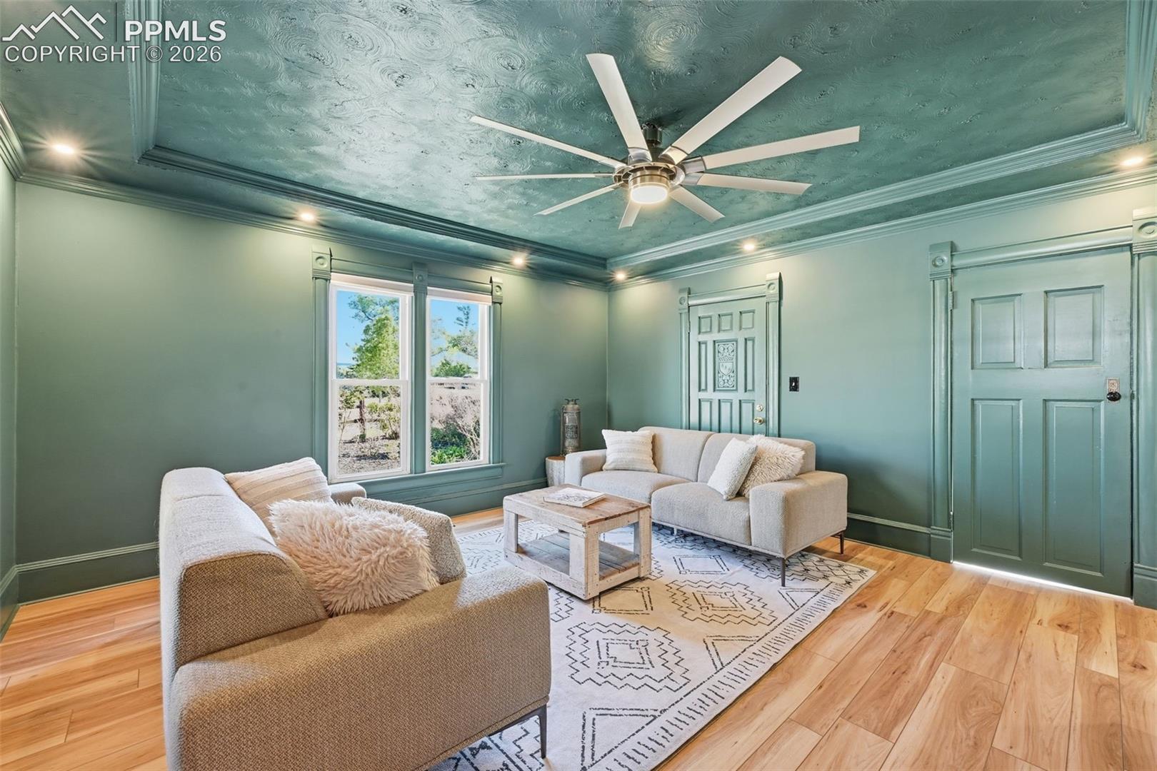 Listing photo 3 for 937 E Costilla Street