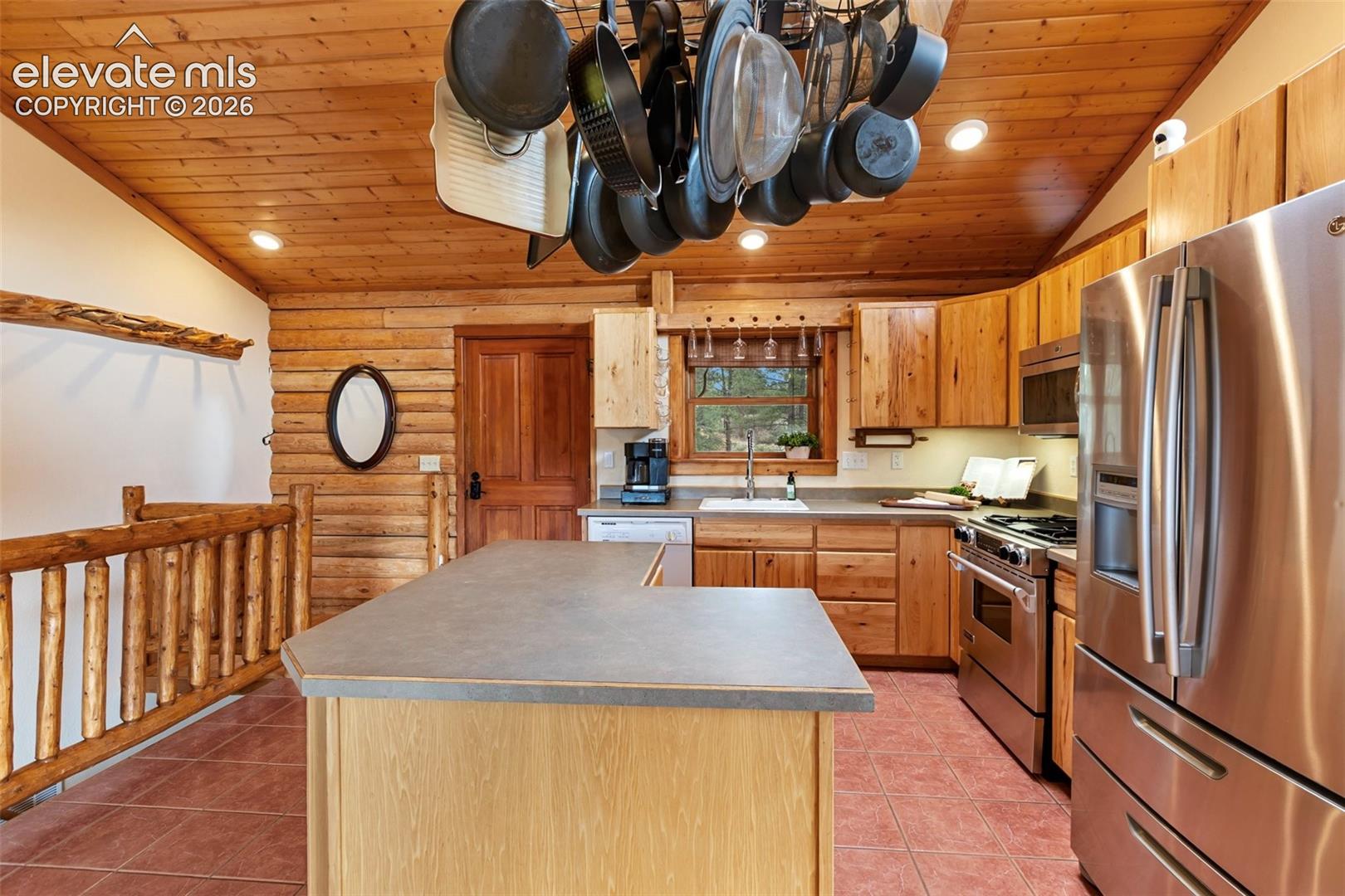 Listing photo 11 for 918 Douglas Fir Drive