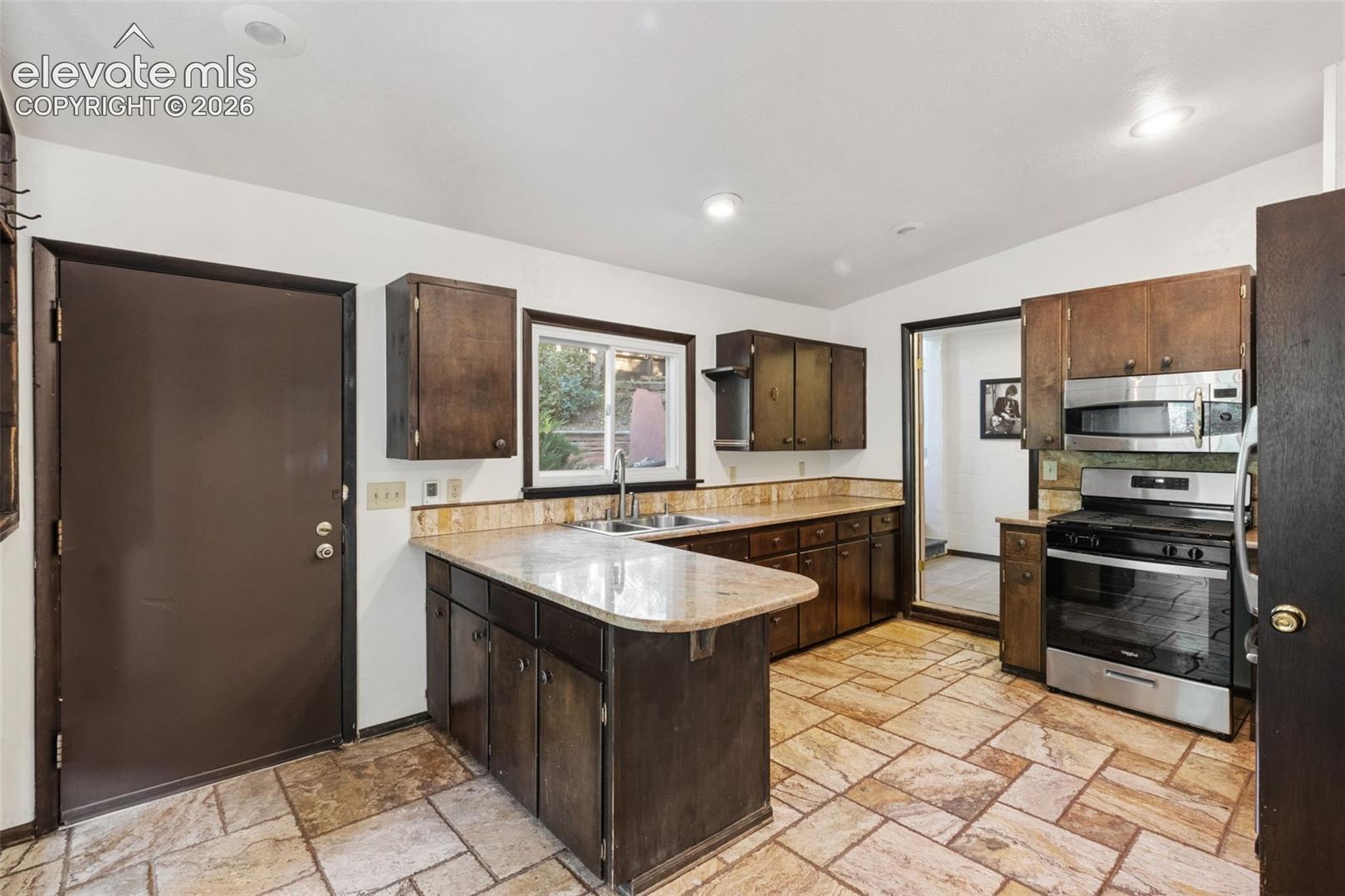 Listing photo 8 for 220 Illinois Avenue