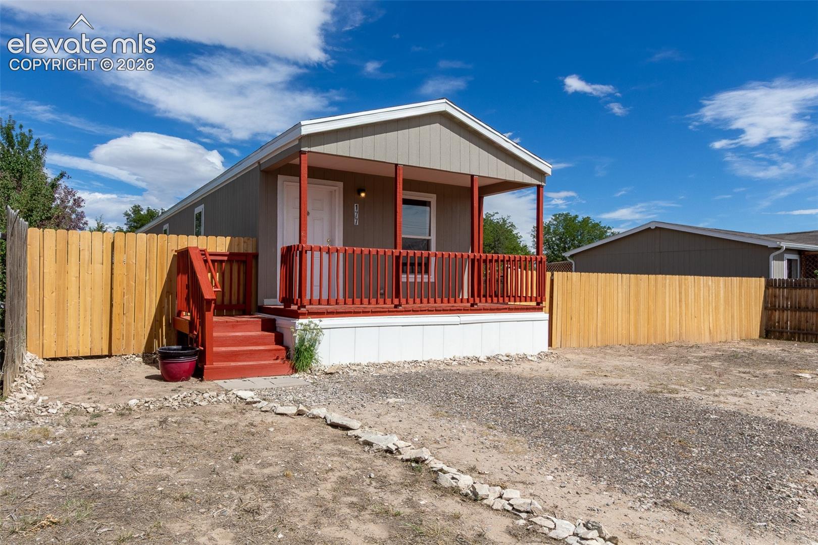 Listing photo 3 for 177 E Cellini Drive