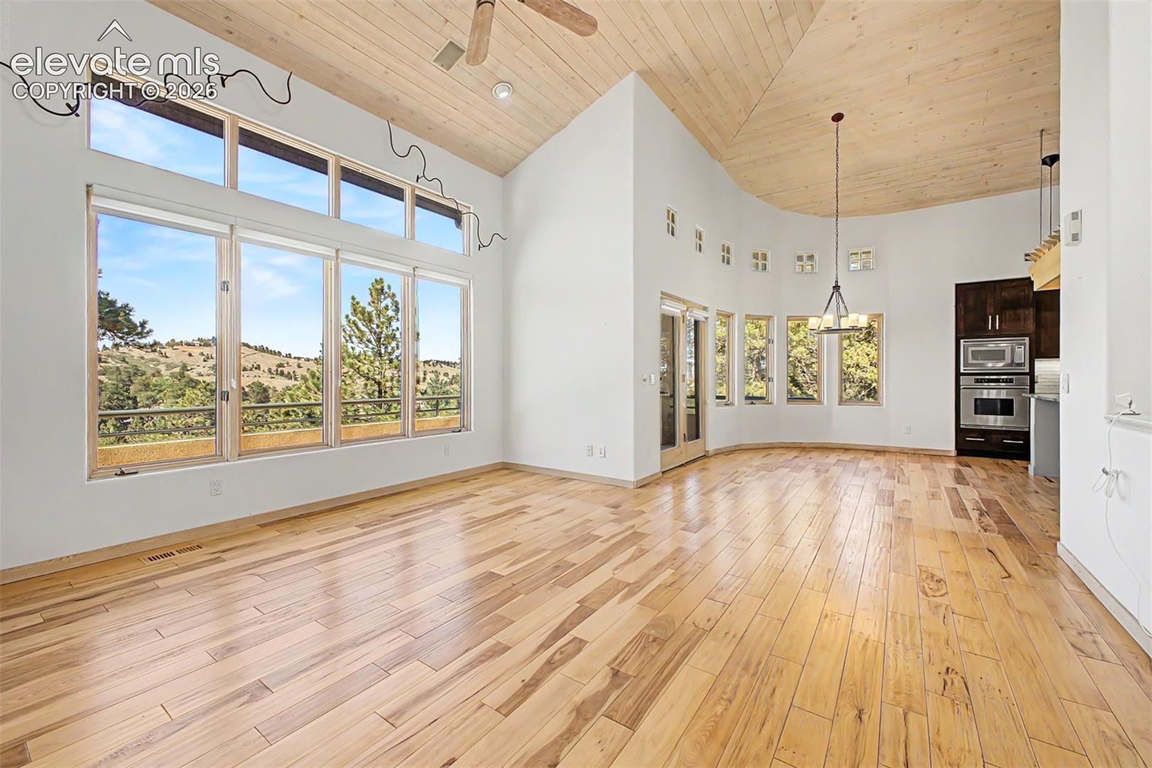 Listing photo 9 for 935 Castle Ridge Road
