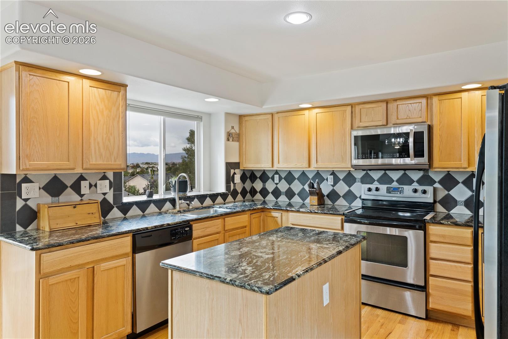 Listing photo 9 for 3916 Roan Drive