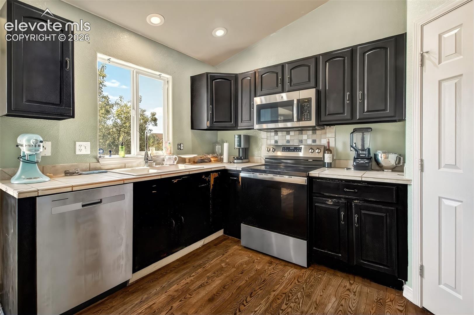 Listing photo 10 for 7358 Maybeck View