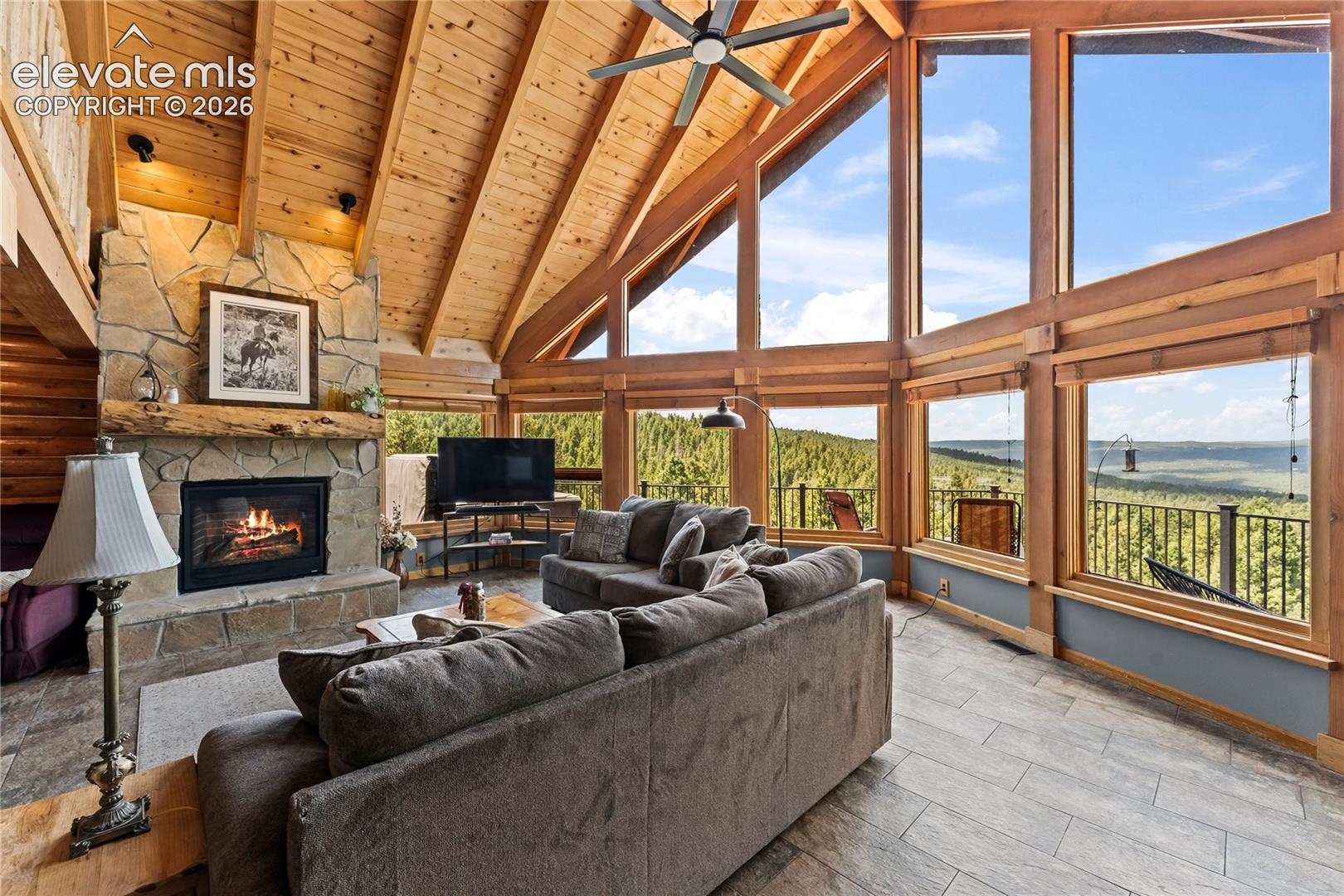 Listing photo 3 for 102 Douglas Fir Lane