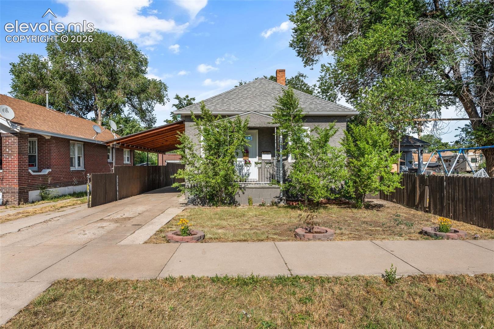 Listing photo 4 for 1726 E Evans Avenue