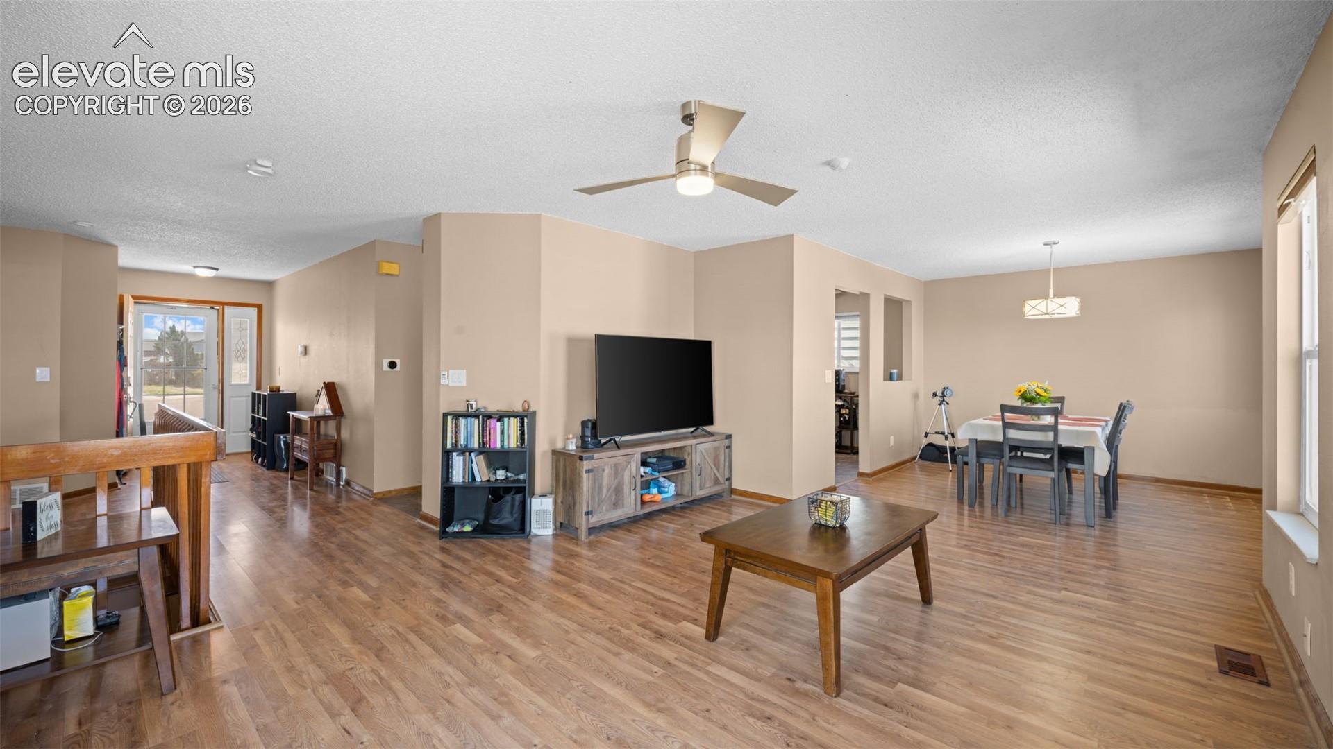 Listing photo 3 for 1180 Goodview Court