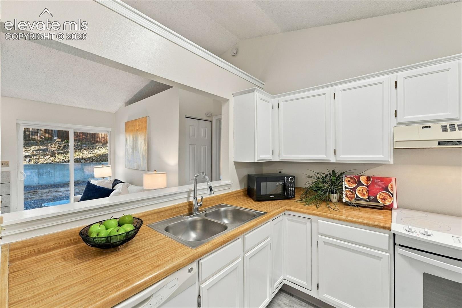 Listing photo 13 for 6430 Lonsdale Drive