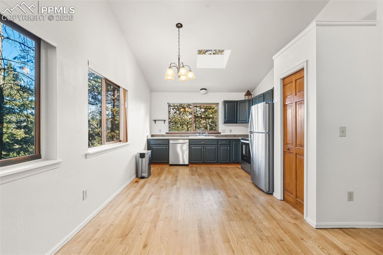 Listing photo 10 for 464 Evergreen Court