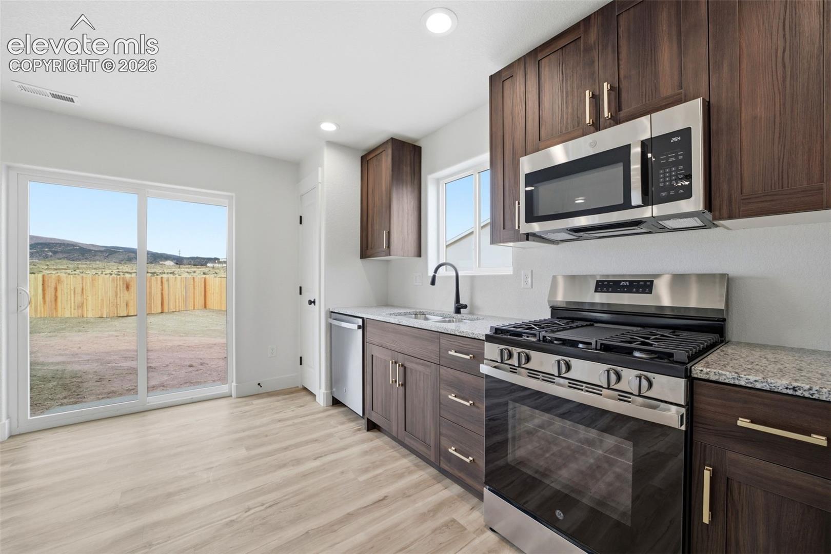 Listing photo 3 for 830 Keystone Loop