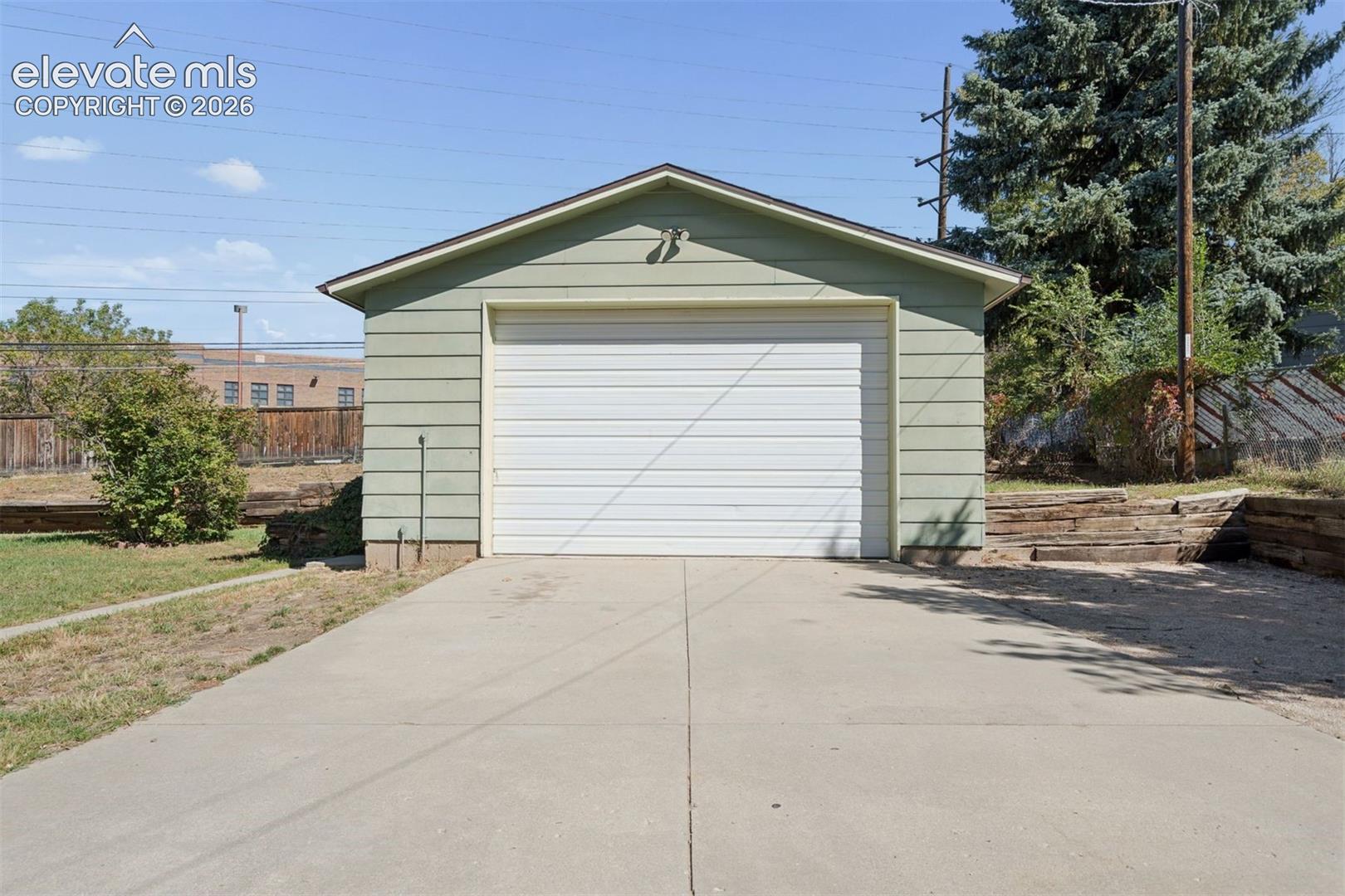 Listing photo 23 for 408 Elmwood Drive