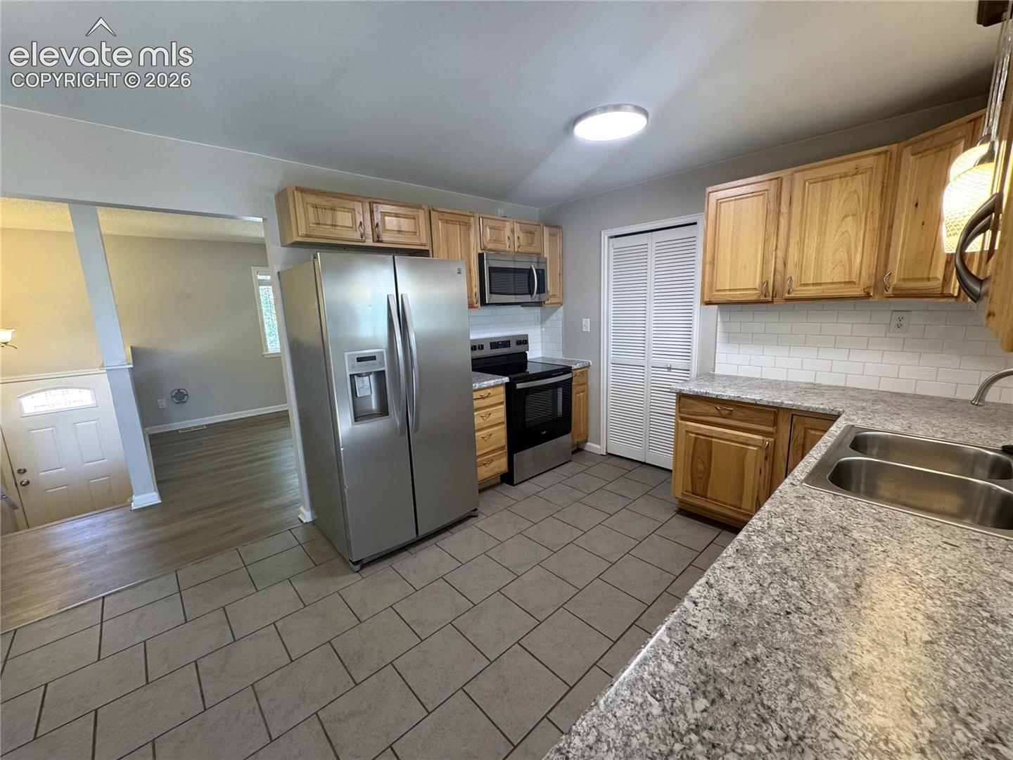 Listing photo 4 for 6910 Fielding Circle