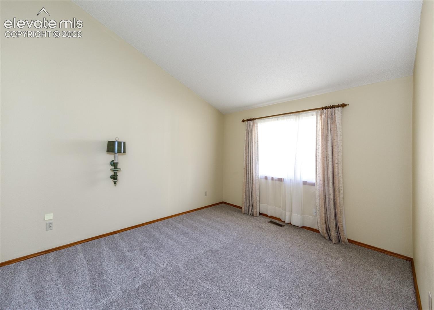 Listing photo 14 for 8161 Scarborough Drive