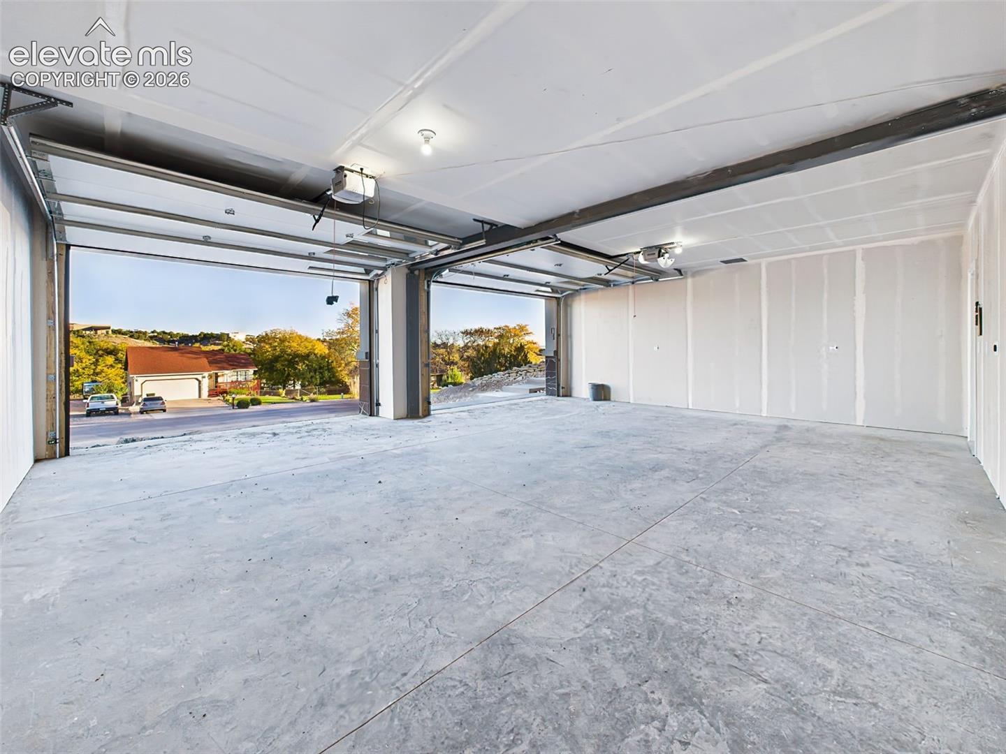Listing photo 49 for 893 S Greenway Avenue