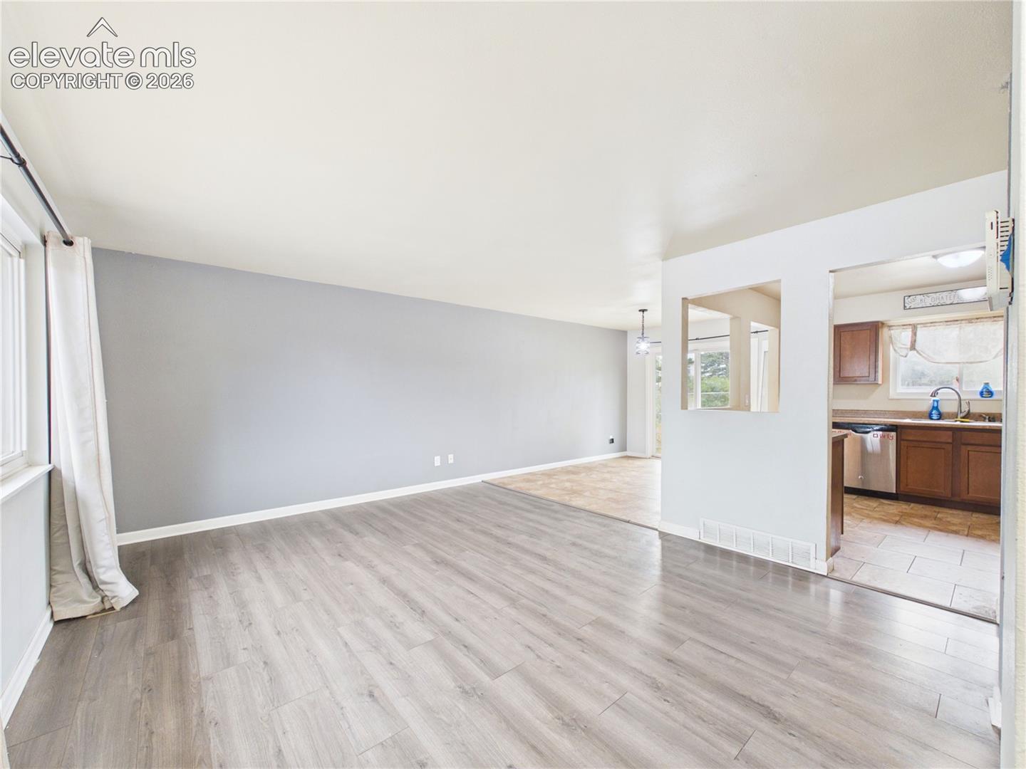 Listing photo 6 for 1945 Mineola Street