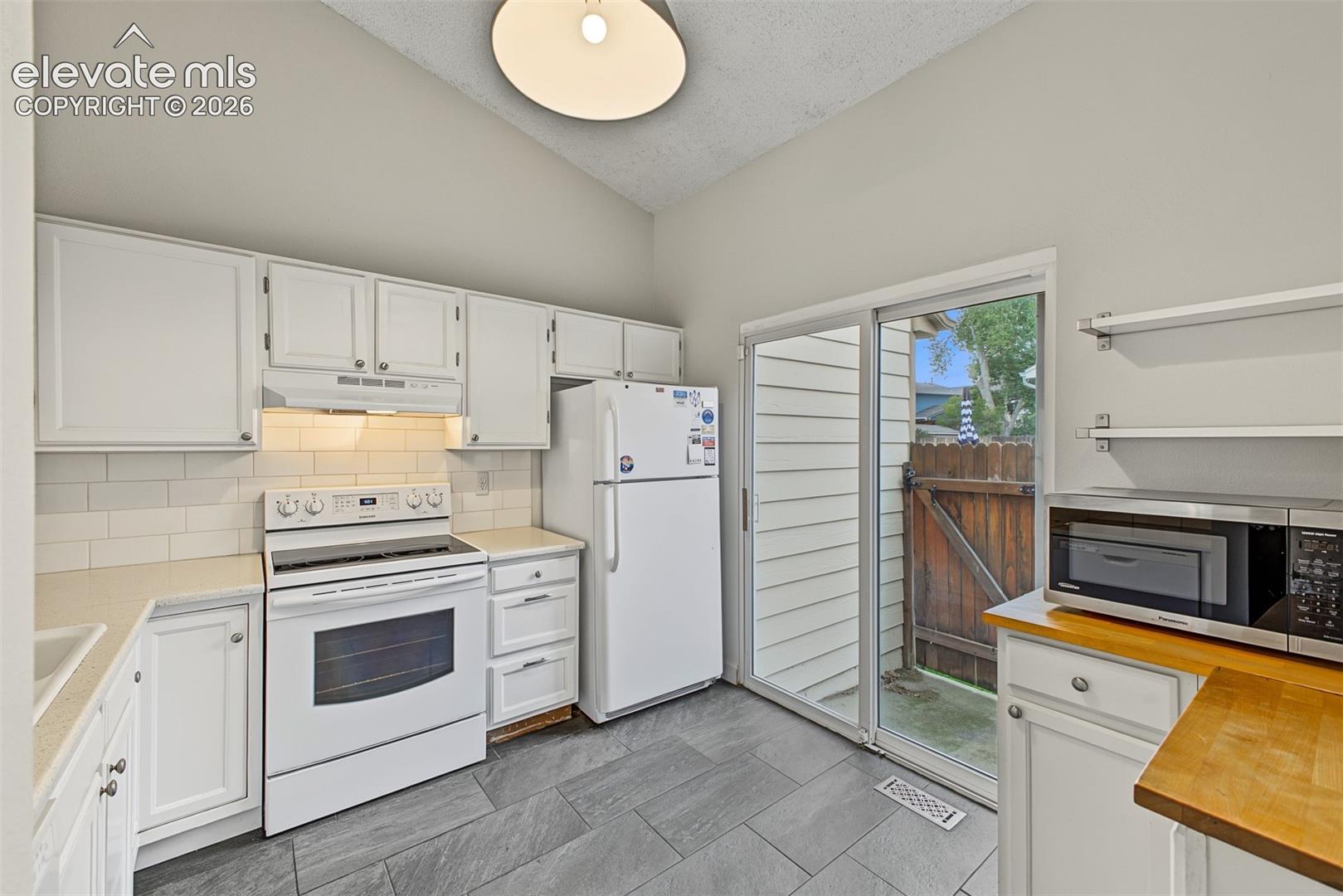 Listing photo 10 for 8430 Sassafras Drive
