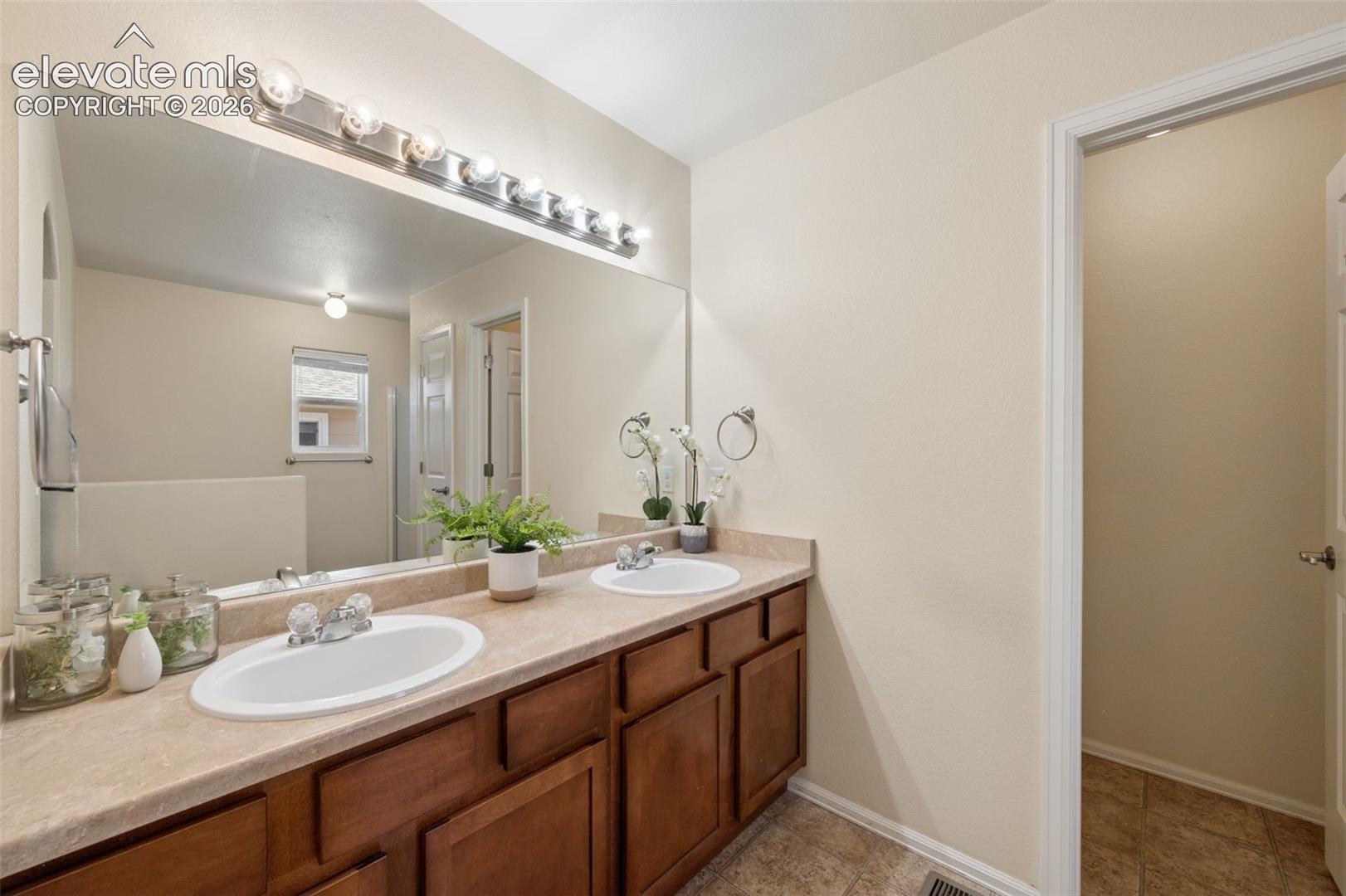 Listing photo 12 for 7589 Chenoa Court