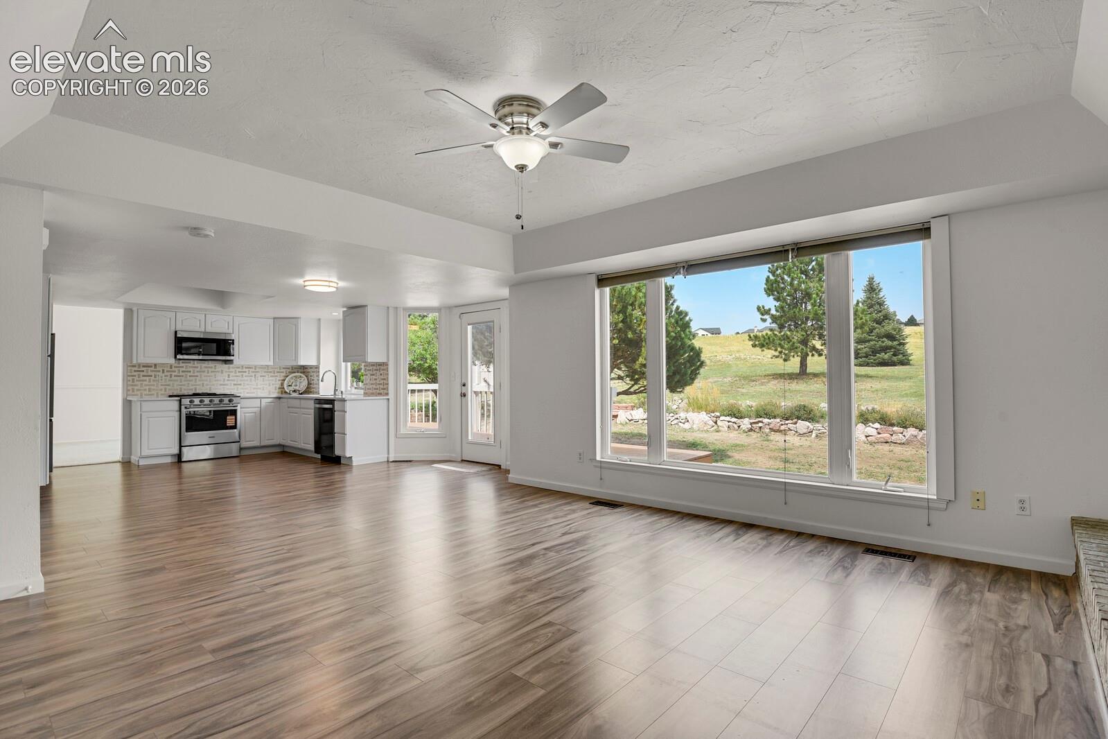 Listing photo 6 for 916 W Caribou Drive