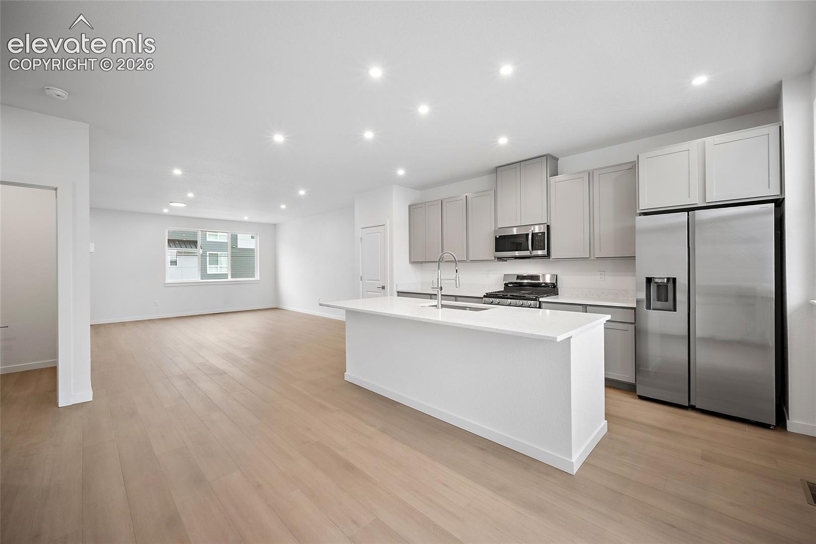 Listing photo 4 for 2256 Peridot Loop Heights