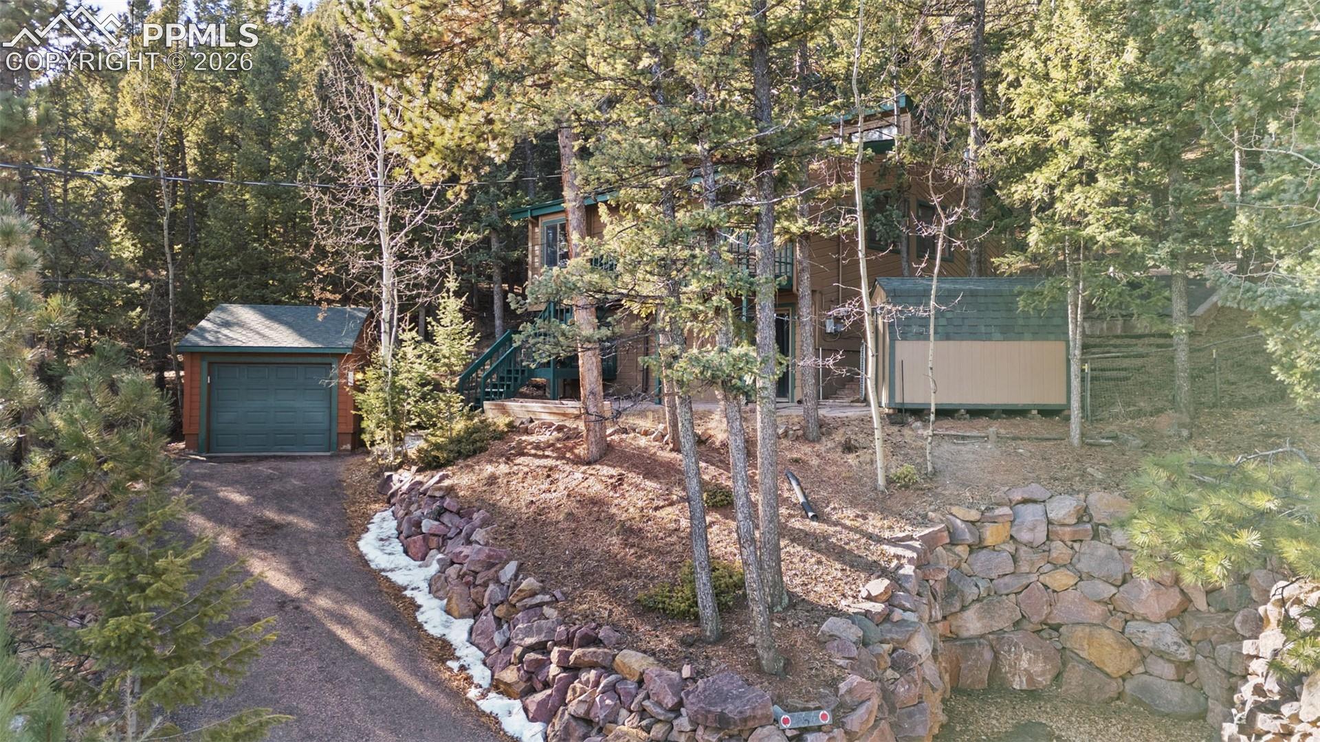 Listing photo 3 for 464 Evergreen Court
