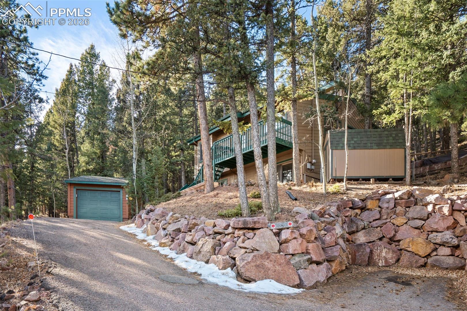 Listing photo 2 for 464 Evergreen Court