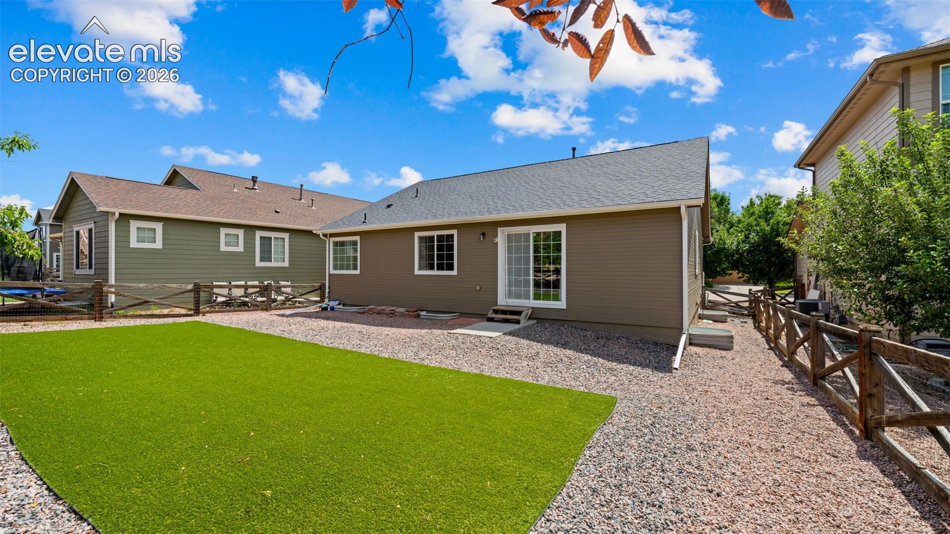 Listing photo 34 for 8068 Hollygrape Lane
