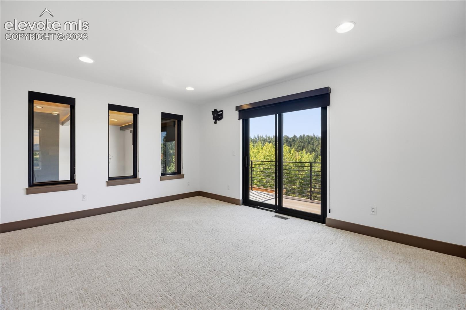 Listing photo 38 for 449 Oxford Lane