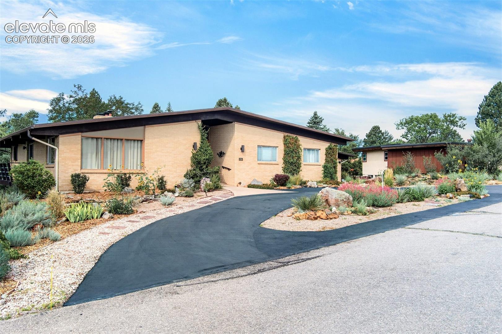 Listing photo 2 for 1224 E High Point Lane