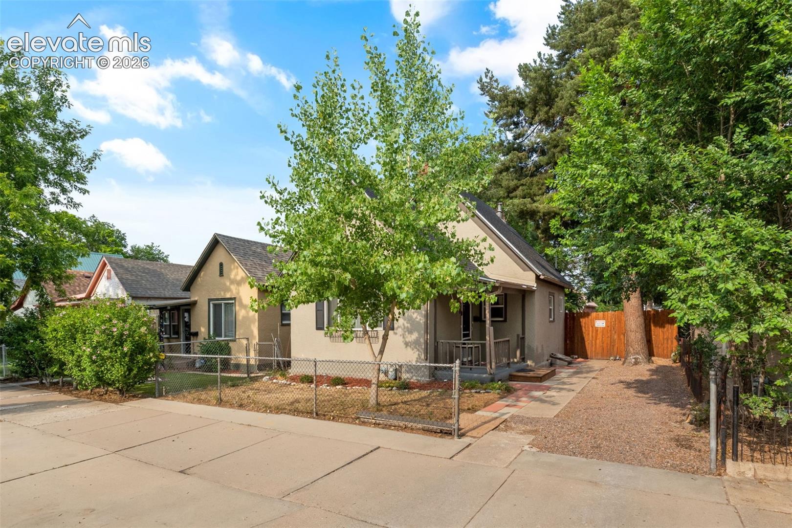 Listing photo 2 for 1418 Spruce Street