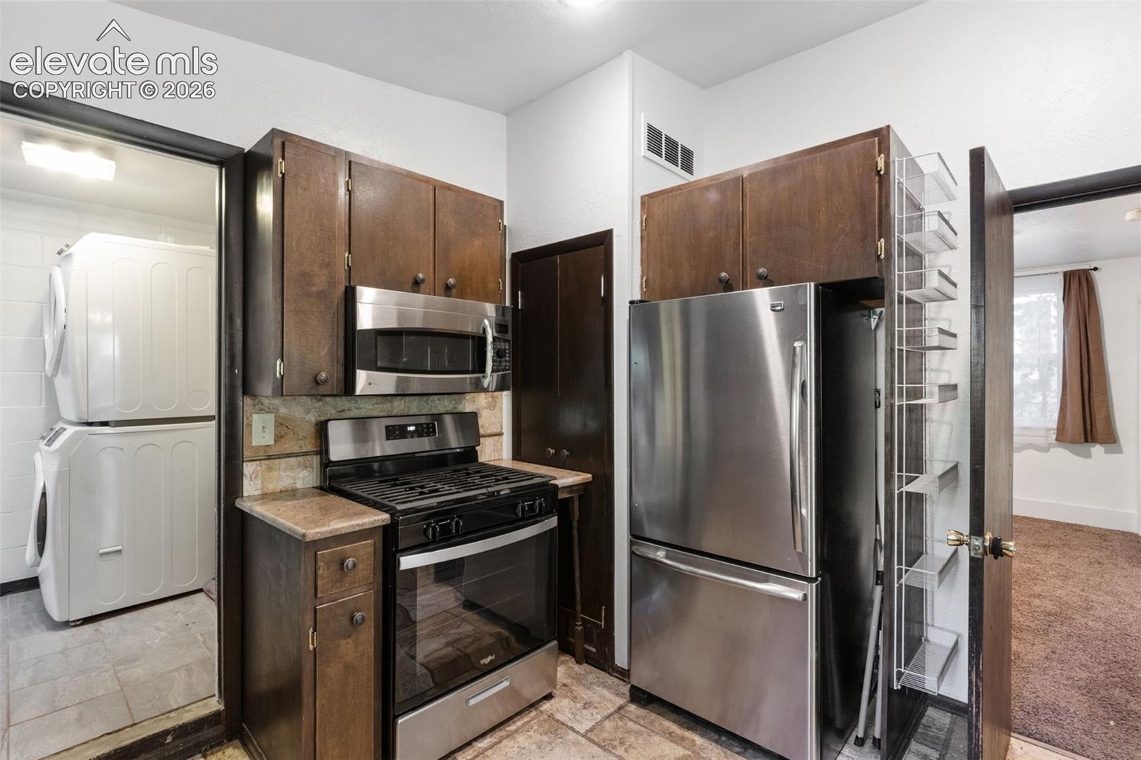 Listing photo 10 for 220 Illinois Avenue