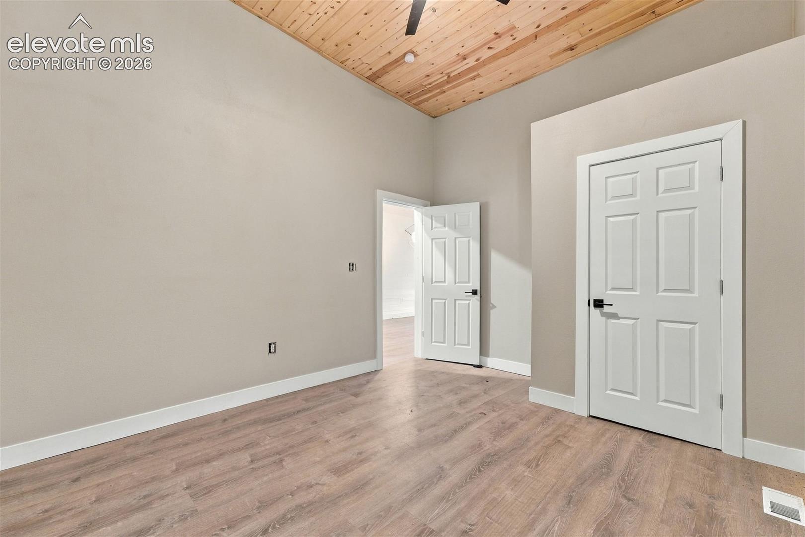 Listing photo 19 for 412 E St Vrain Street