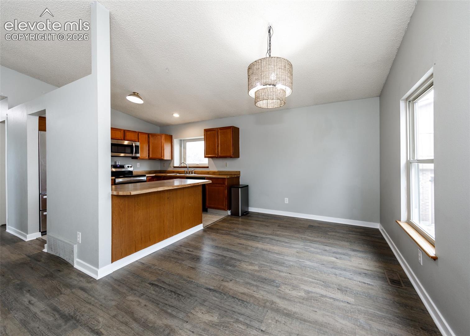 Listing photo 10 for 604 Fountain Mesa Road
