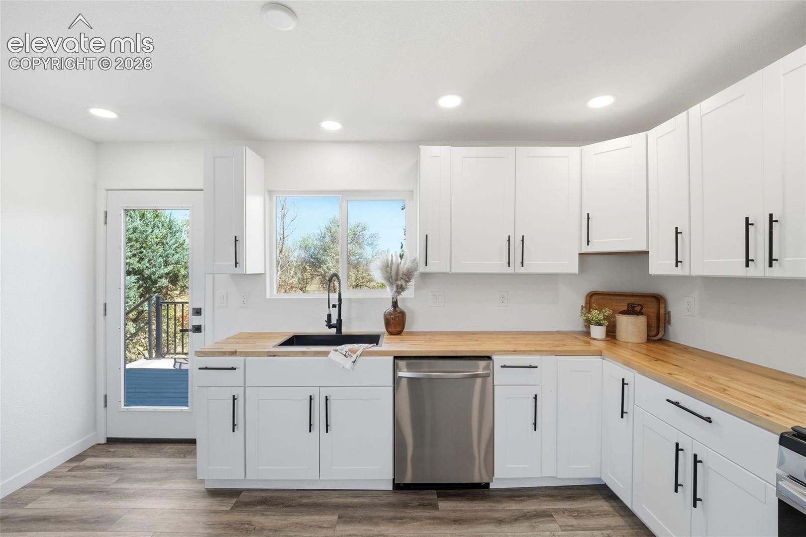Listing photo 7 for 1361 S Tonalea Drive
