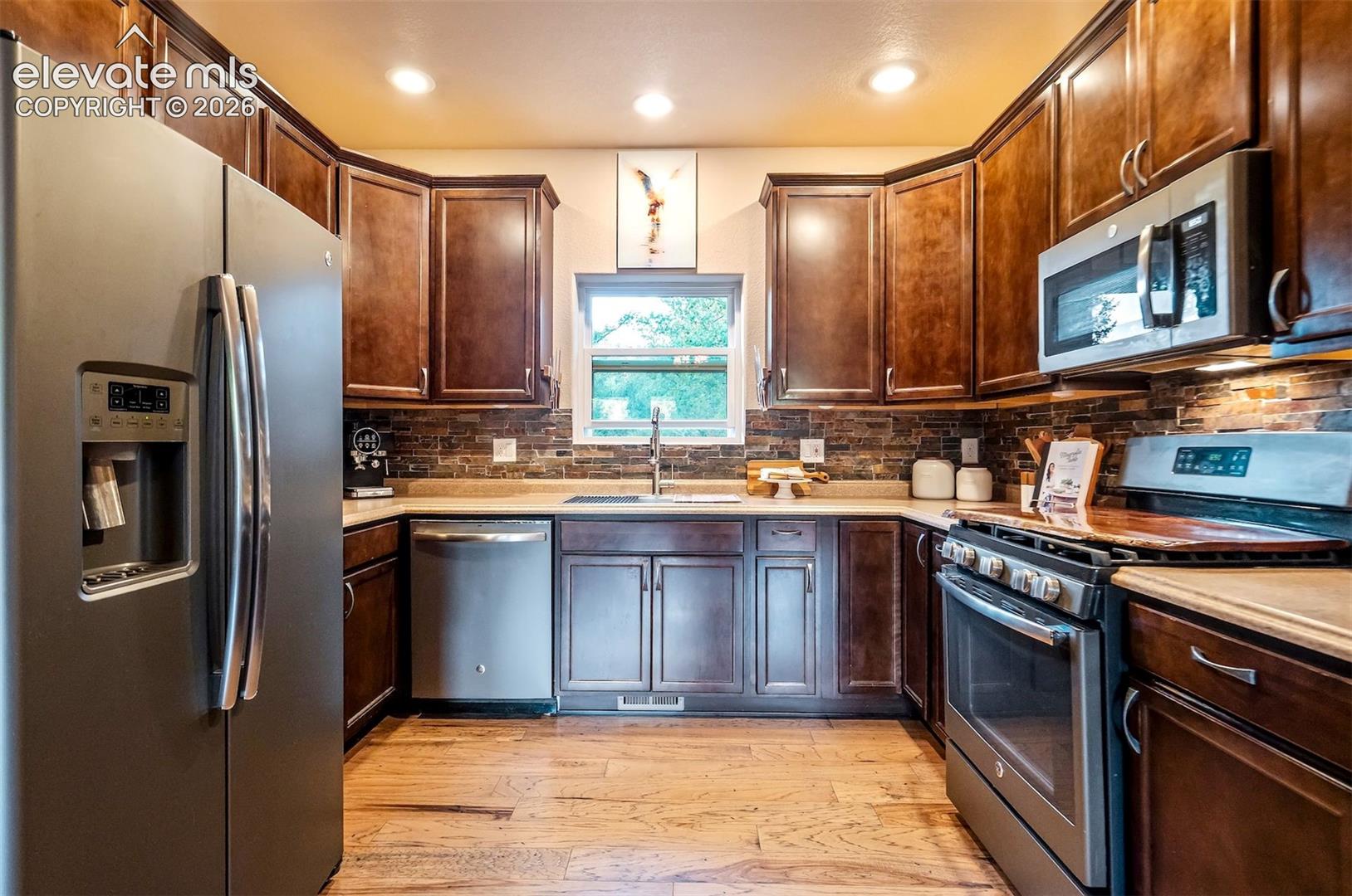 Listing photo 3 for 119 Remwood Circle