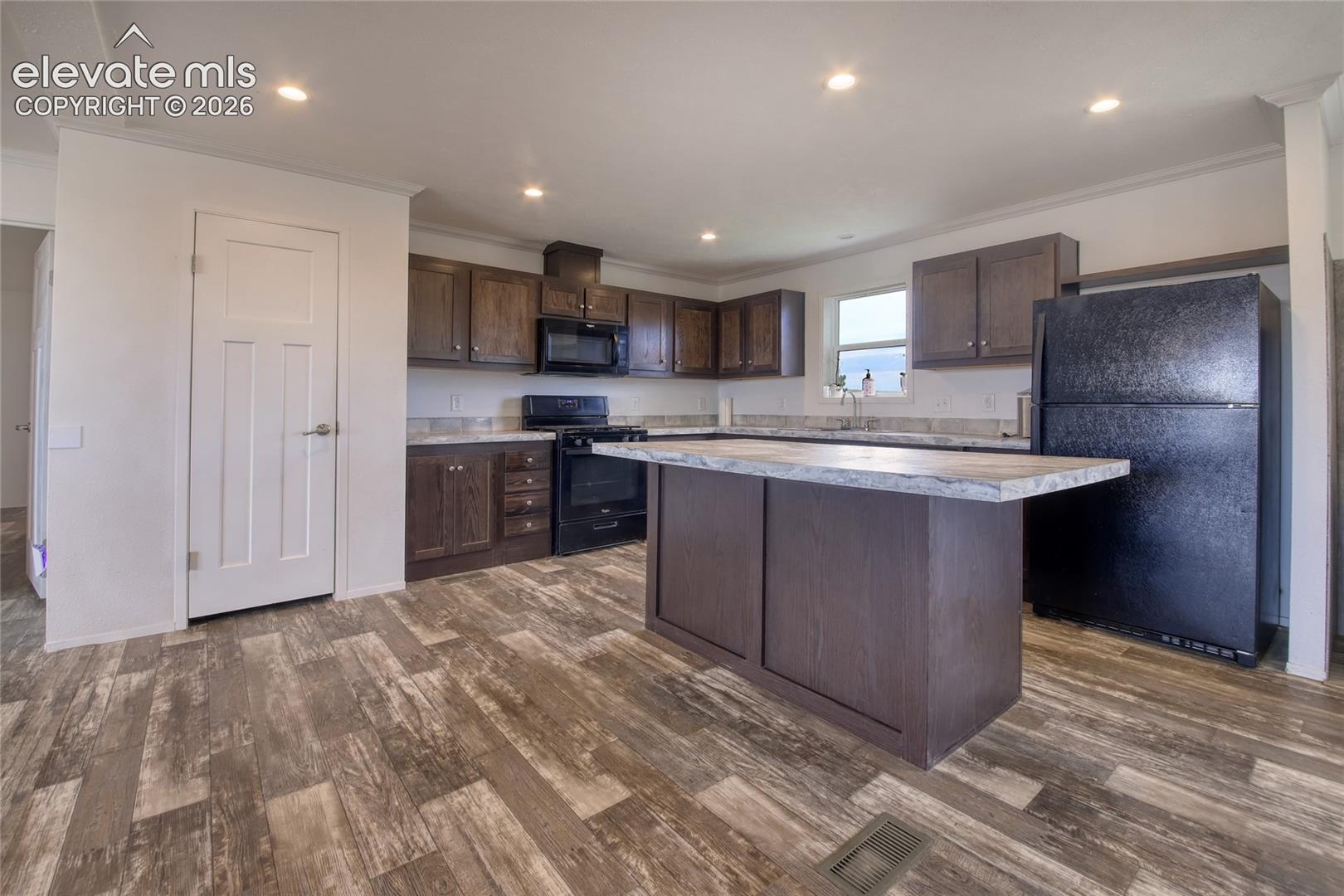 Listing photo 3 for 37188 Truckton Road