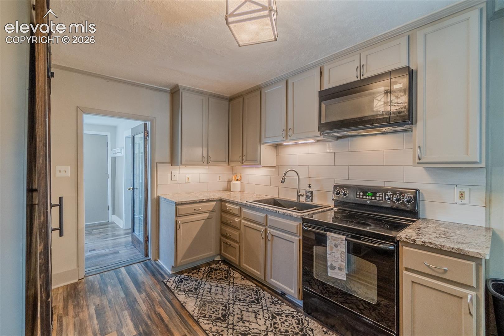 Listing photo 7 for 2701 Wood Avenue
