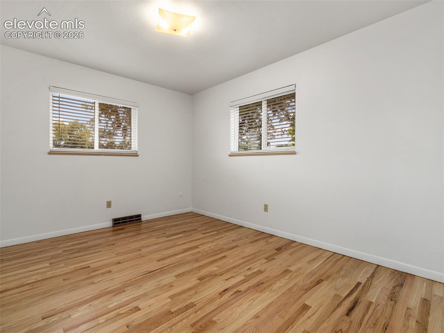 Listing photo 13 for 321 W Adams Avenue