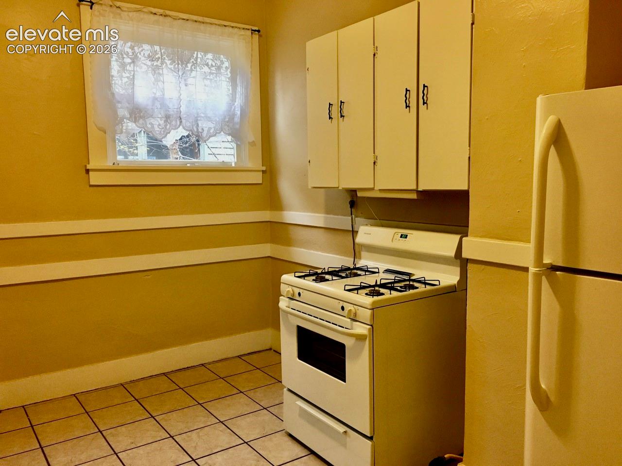 Listing photo 5 for 226 W Abriendo Avenue