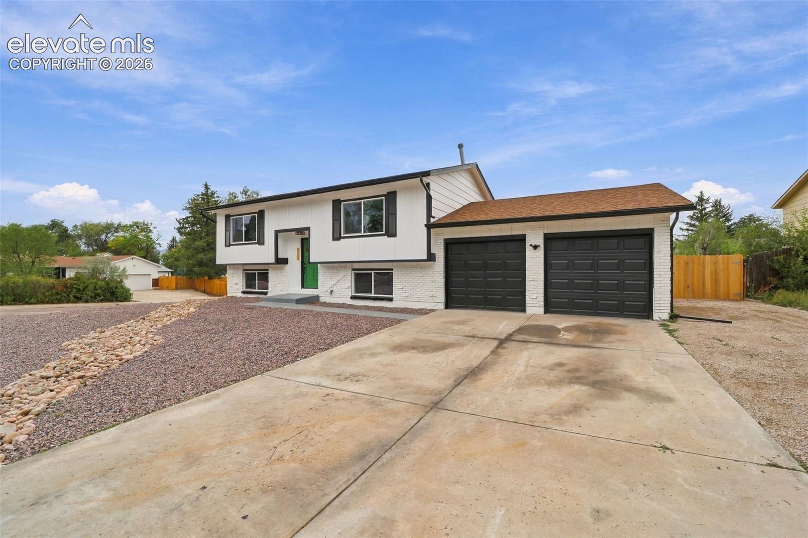 Listing photo 3 for 1144 Kachina Drive